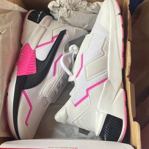 Women Size 9 Puma Provoke Xt